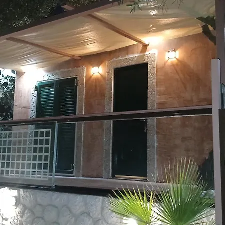 Maryelen Marathias Villa *